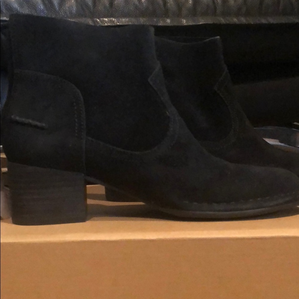 Brand new ugg boot! Size 5